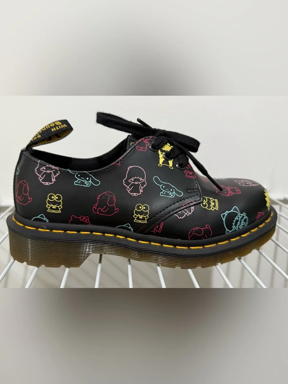RIGHT ONLY Dr. Martens X Hello Kitty & Friends 1461 Leather SZ 6 Amputee